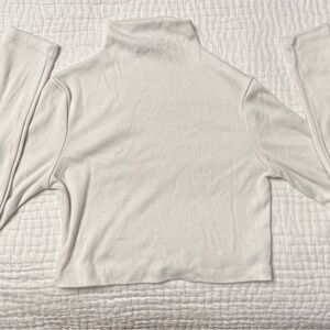 White cropped turtleneck longsleeve top